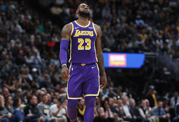 從4630萬頂薪，到78萬底薪！NBA退步最快巨星，5年換六隊(duì)該退役了